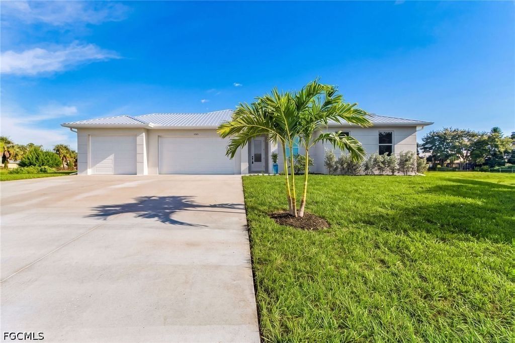 1265 Banjo Ct, LABELLE