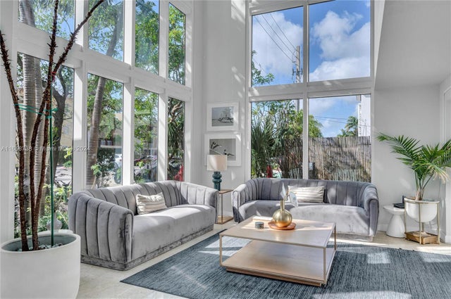 4 of 31 - 7939 East Dr, North Bay Village, FL