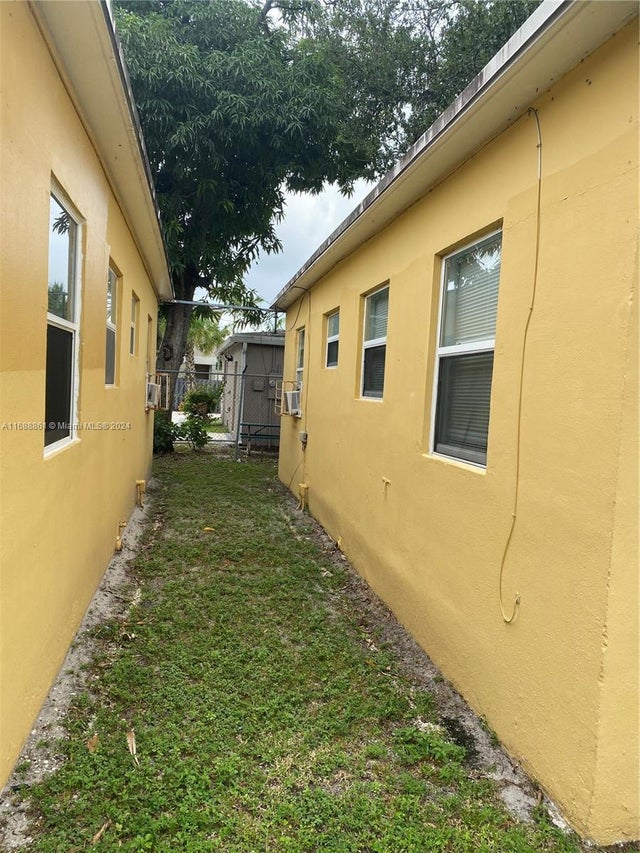 3 of 6 - 640 Nw 10th Ter, Fort Lauderdale, FL