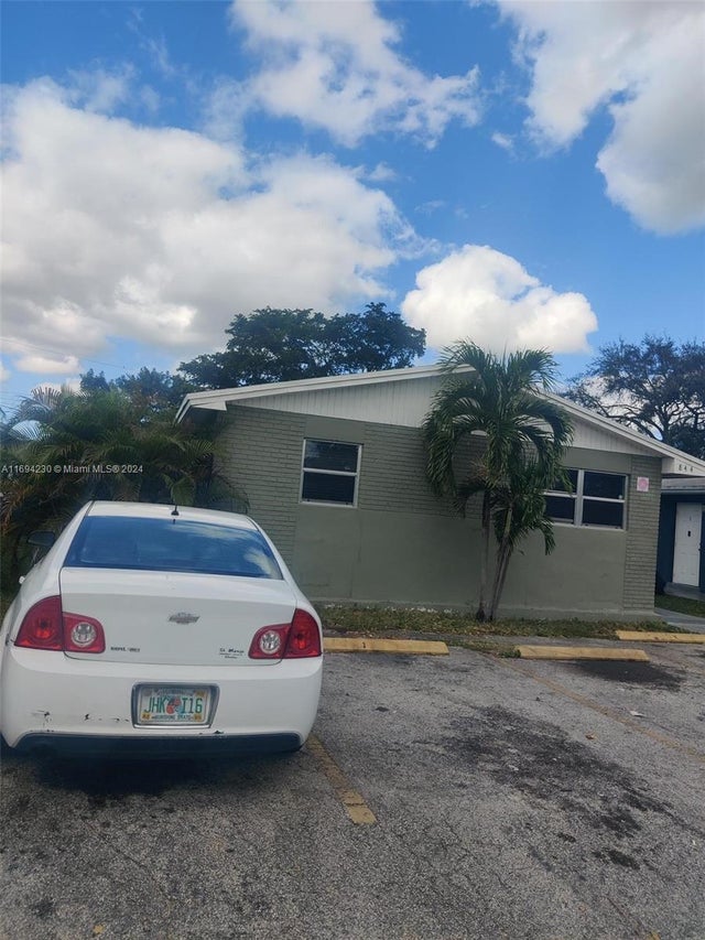2 of 13 - 844 Sw 10th St, Hallandale Beach, FL
