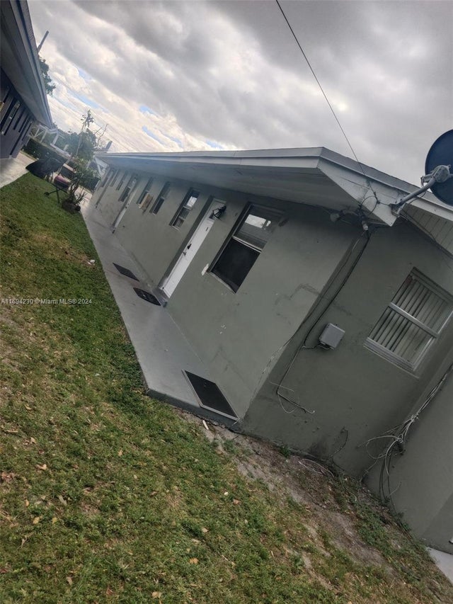 3 of 13 - 844 Sw 10th St, Hallandale Beach, FL