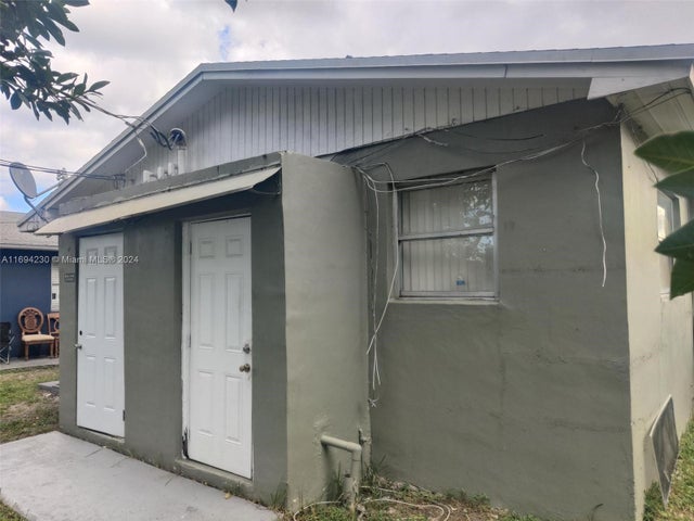 4 of 13 - 844 Sw 10th St, Hallandale Beach, FL