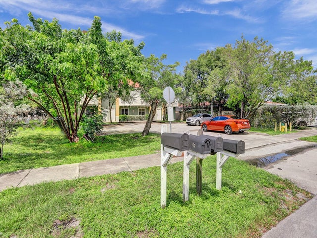 2 of 21 - 421 Nw 40th Ct, Oakland Park, FL