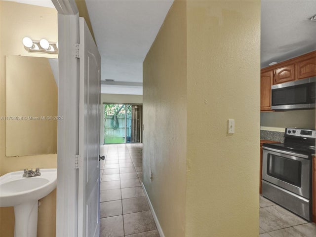 5 of 21 - 421 Nw 40th Ct, Oakland Park, FL