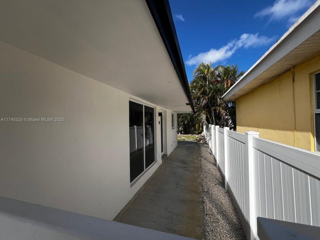 4 of 35 - 222 Sw 8th St, Dania Beach, FL