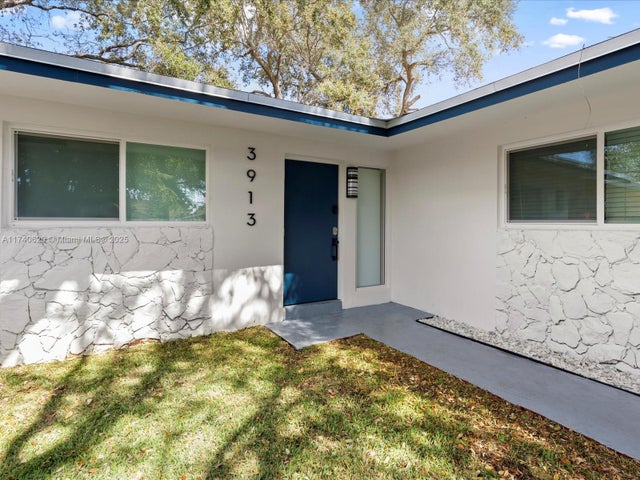 4 of 38 - 3911 Sw 51st St, Dania Beach, FL