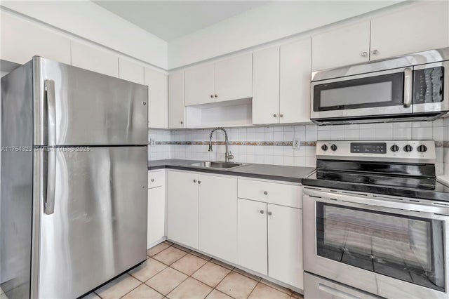 4 of 17 - 137 Ne 1st Ct, Dania Beach, FL
