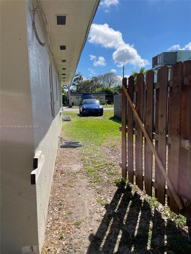 3 of 30 - 208 Sw 2nd Pl, Dania Beach, FL