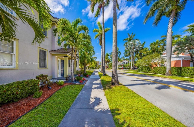 4 of 27 - 206 S 15th Ave, Hollywood, FL