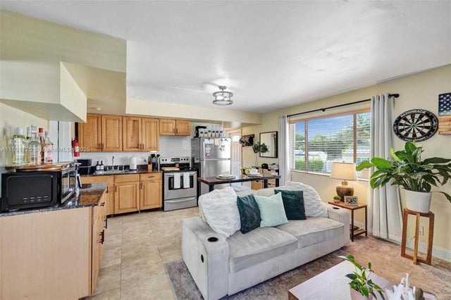 4 of 33 - 2435 Wilson St, Hollywood, FL