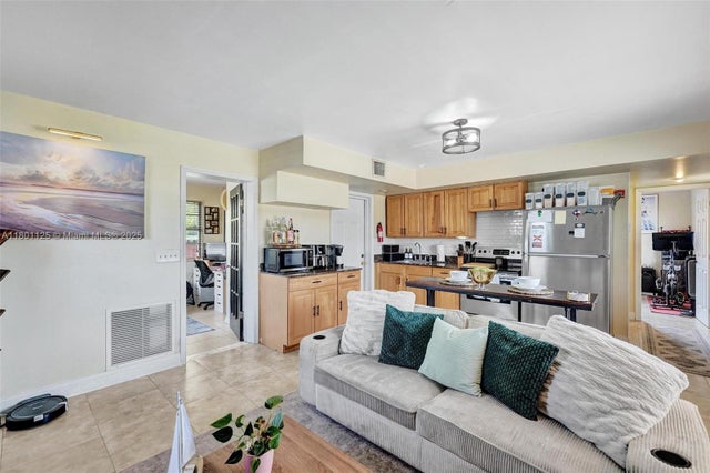 5 of 33 - 2435 Wilson St, Hollywood, FL