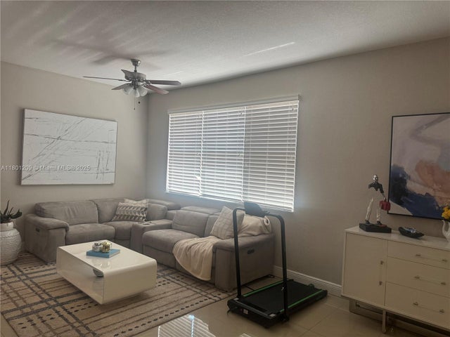 4 of 37 - 798 Ne 43 St, Oakland Park, FL