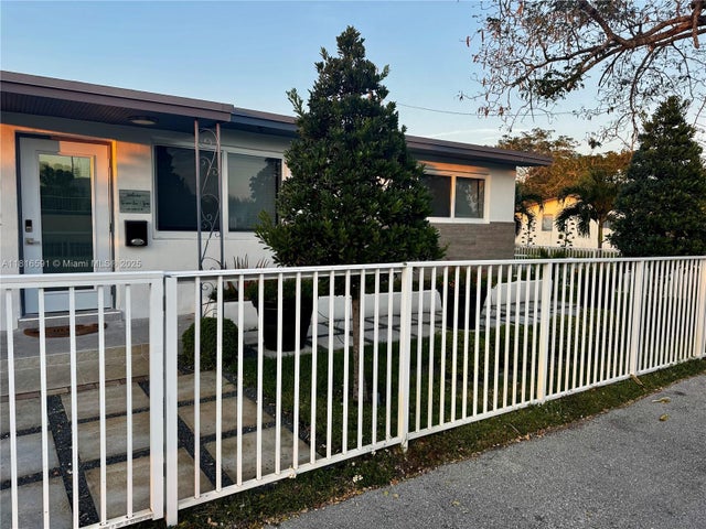 3 of 35 - 1012 Sw 3rd Ave, Hallandale Beach, FL
