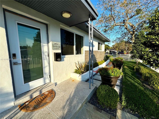 4 of 35 - 1012 Sw 3rd Ave, Hallandale Beach, FL