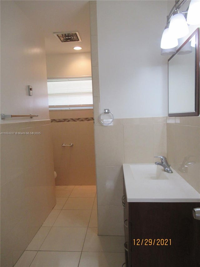 4 of 8 - 1931 Pierce St, Hollywood, FL