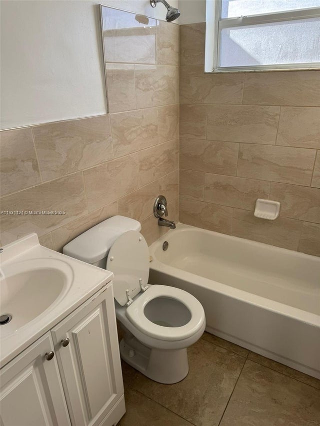 4 of 22 - 630 Nw 15th Ter, Fort Lauderdale, FL