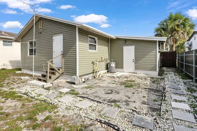 4 of 17 - 3633 Sw 12th Ct, Fort Lauderdale, FL