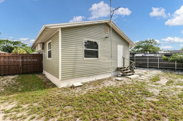 5 of 17 - 3633 Sw 12th Ct, Fort Lauderdale, FL