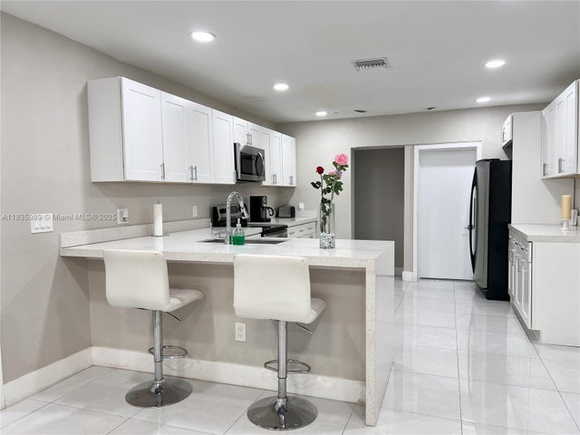 5 of 19 - 341 S 24th Ave, Hollywood, FL