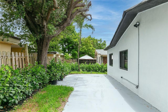 4 of 42 - 6125 Sw 40th Ct, Miramar, FL