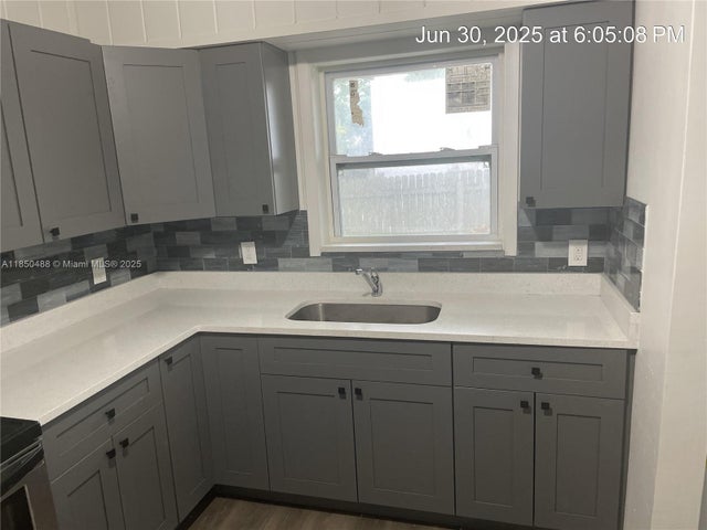 3 of 4 - 4000 Greenwood Ave, West Palm Beach, FL