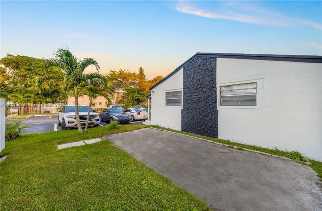 5 of 28 - 2314 Polk St, Hollywood, FL