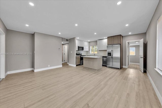 2 of 30 - 108 Se 23rd St, Fort Lauderdale, FL