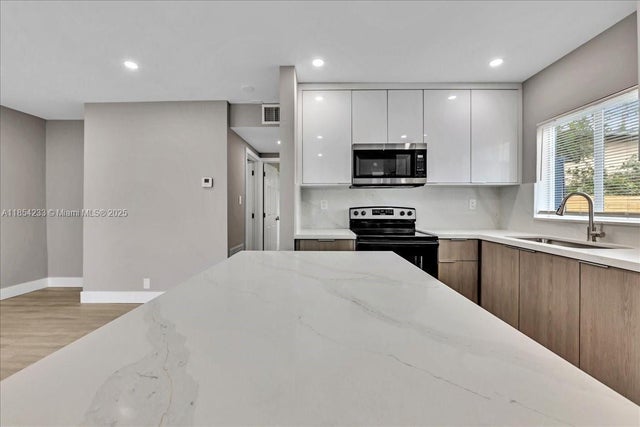 4 of 30 - 108 Se 23rd St, Fort Lauderdale, FL
