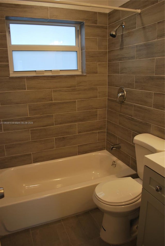 4 of 5 - 3641 Ne 1st Ter, Oakland Park, FL