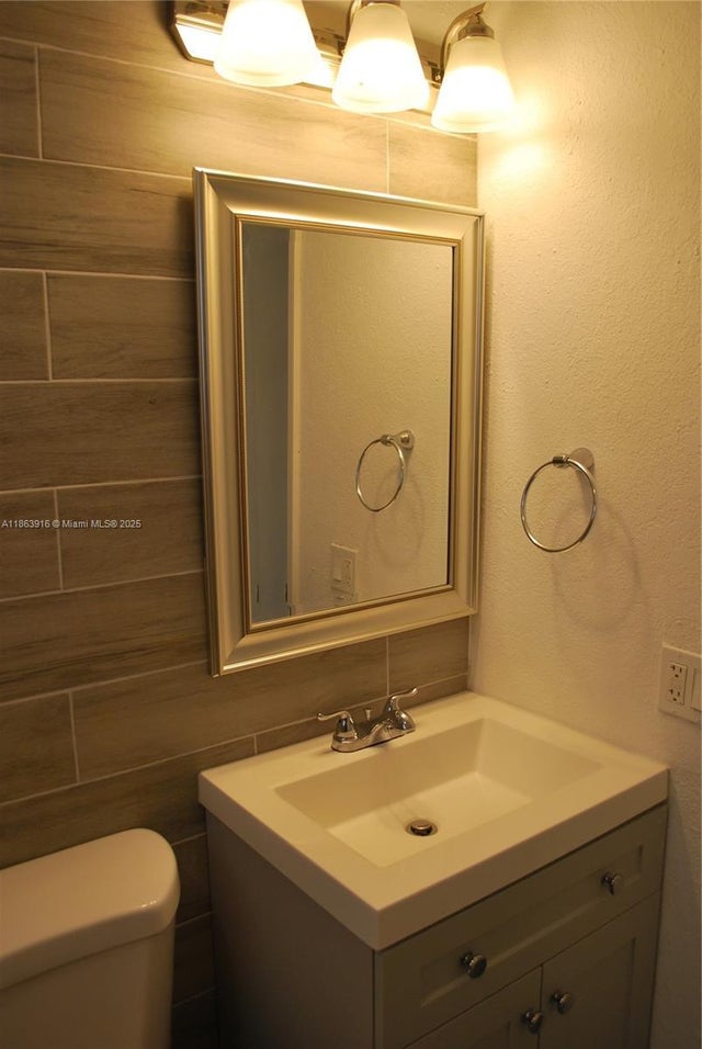 5 of 5 - 3641 Ne 1st Ter, Oakland Park, FL