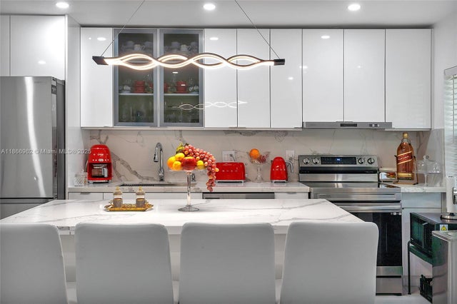 4 of 70 - 950 Sw 30th St, Fort Lauderdale, FL