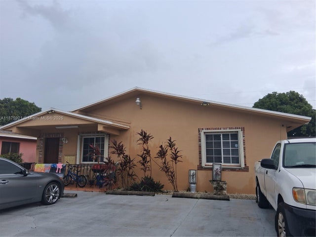 4 of 23 - 776 W 30th St, Hialeah, FL