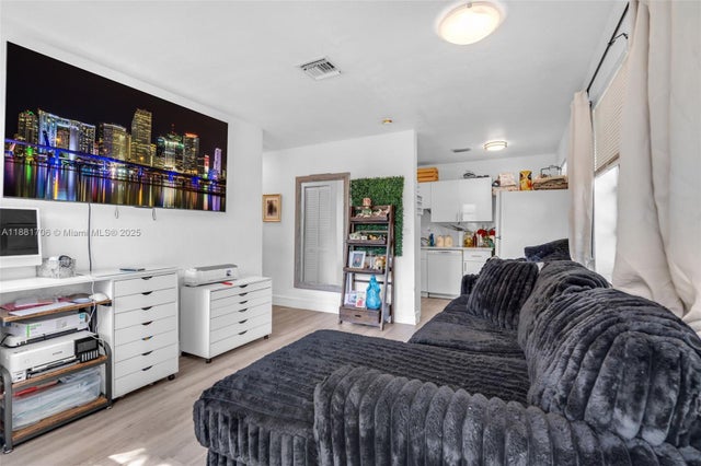 4 of 30 - 3380 Nw 8th Pl, Lauderhill, FL