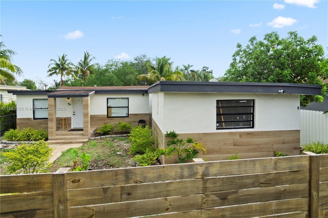 1 of 33 - 621 Glenn Pkwy, Hollywood, FL