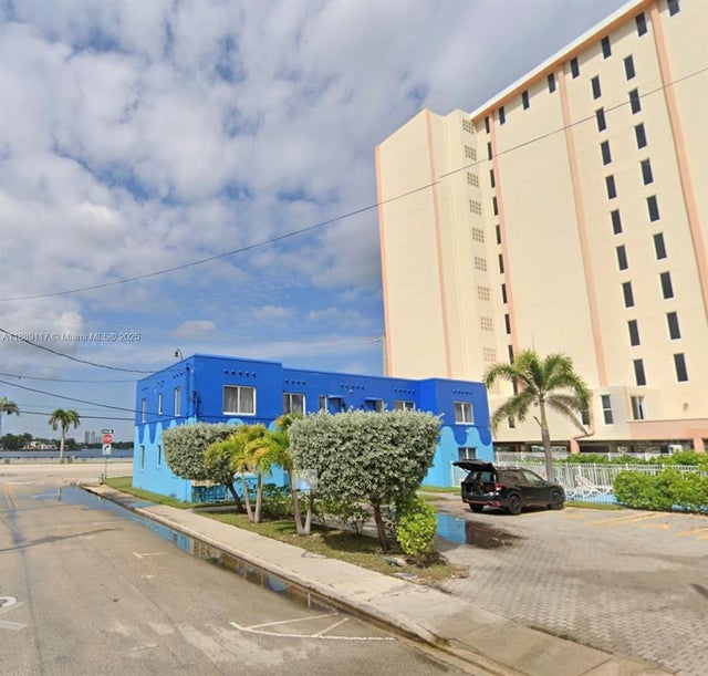 1 of 2 - 809 S Ocean Dr, Hollywood, FL