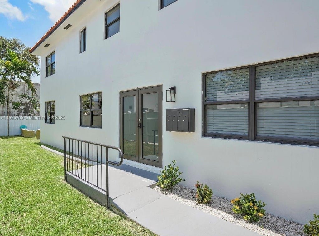 584 Nw 30th St, Miami