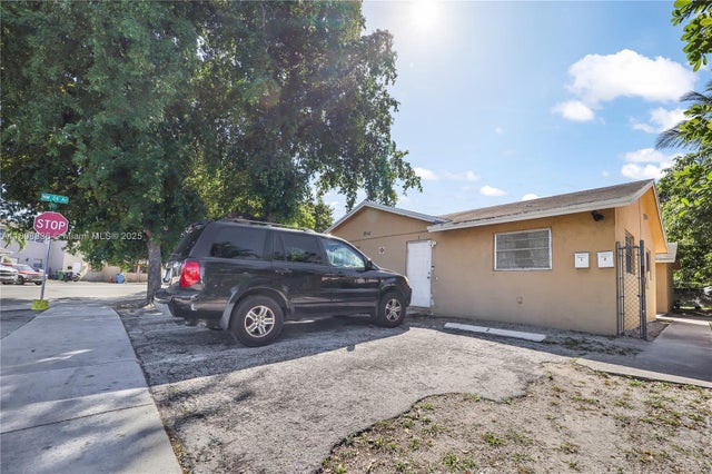 1 of 23 - 2512 Nw 9th Pl, Fort Lauderdale, FL