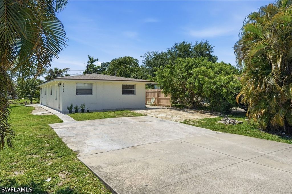 5458 Sholtz St, Naples