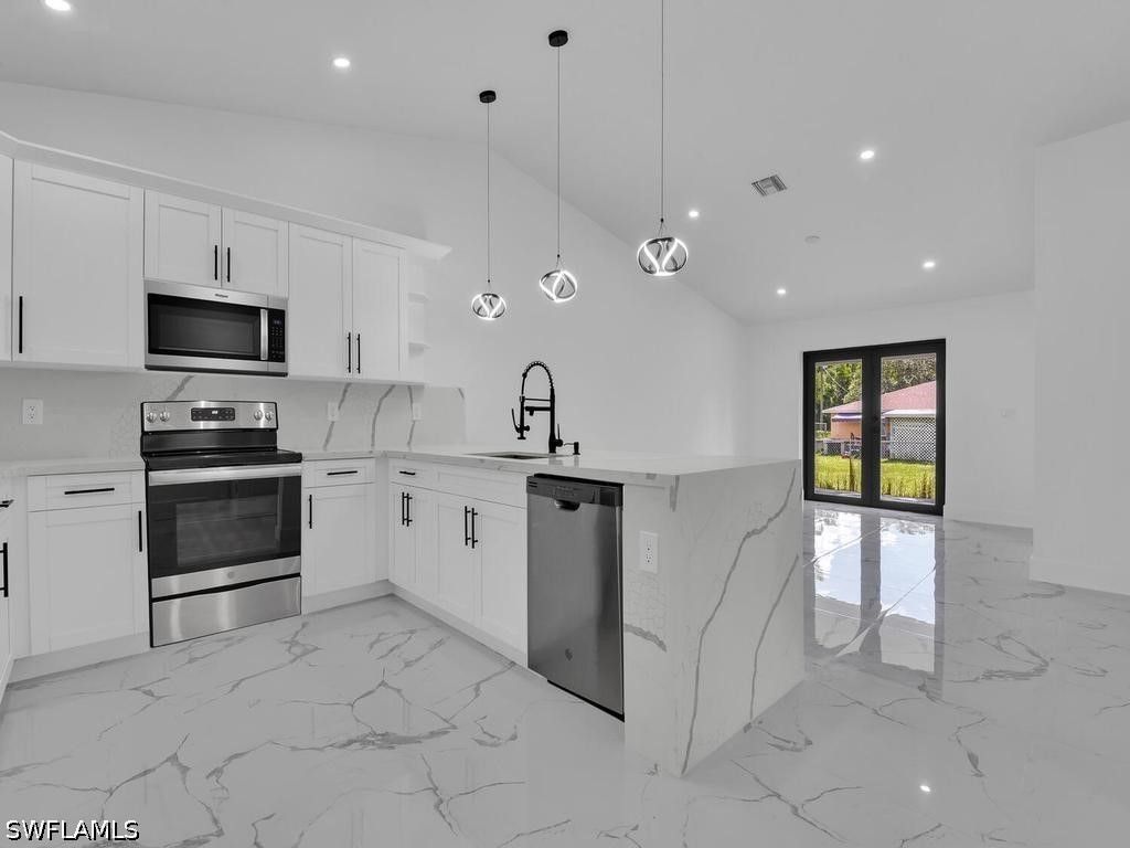 104/106 Hightower Ave S, Lehigh Acres