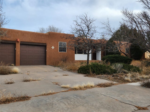2578 Calle Delfino, Santa Fe