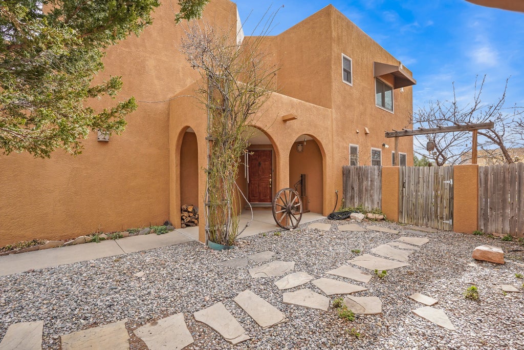 1402 Paseo Norteno, Santa Fe