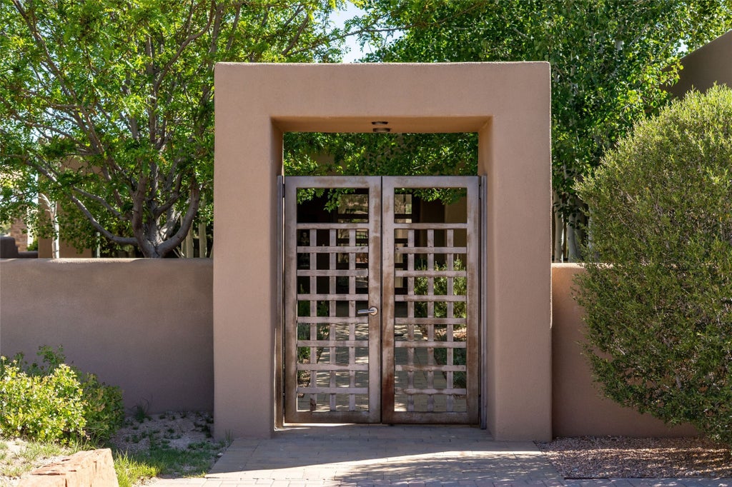 58 Paseo Aragon, Santa Fe