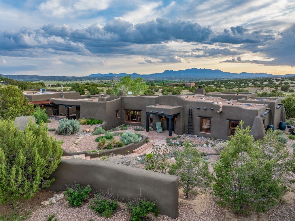 26 Camino Los Angelitos, Santa Fe