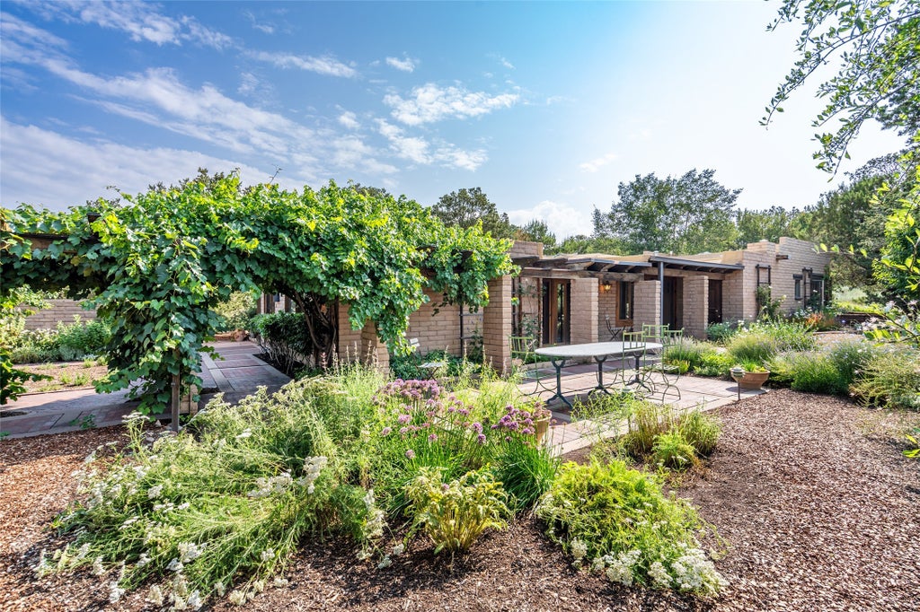 105 Calle Golondrina, Santa Fe