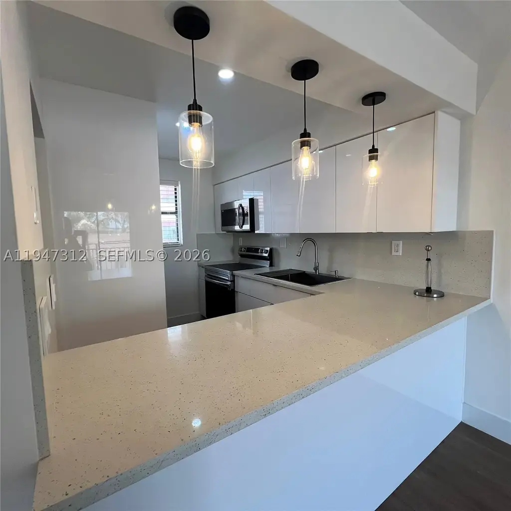 8425 8th 406, Miami