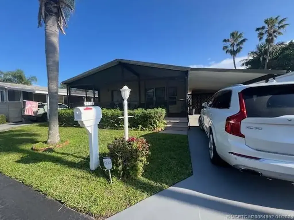 3304 Lake Overlook Place, Lantana