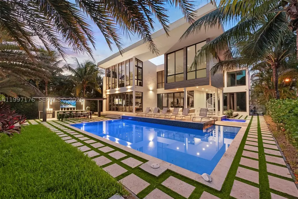 521 Holiday, Hallandale