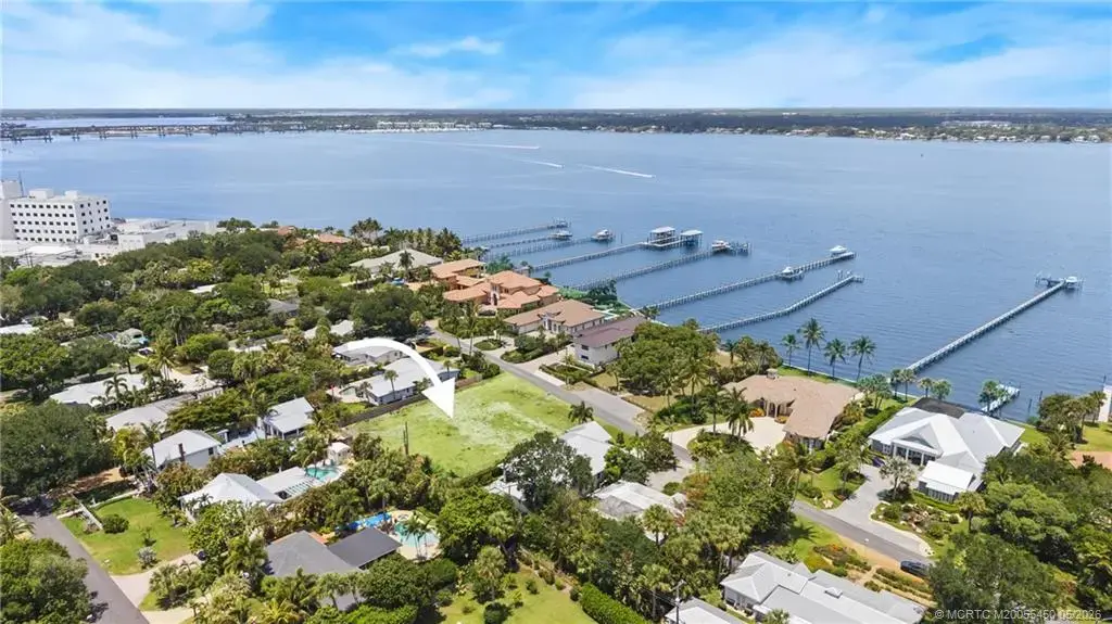 818 Riverside Drive, Stuart