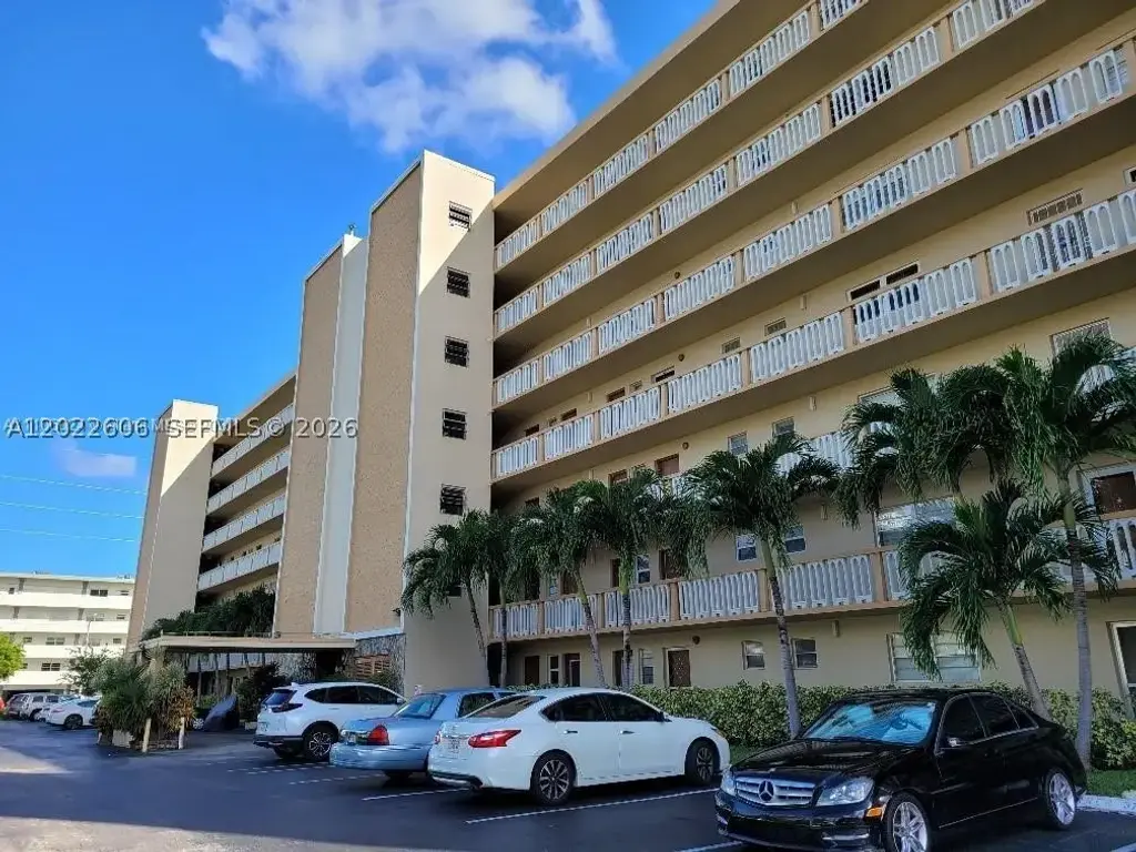 319 14th 607, Hallandale