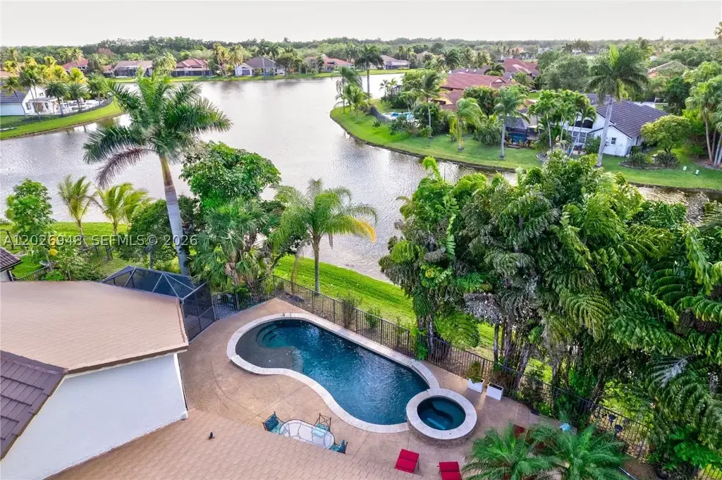 1087 Deerwood, Weston